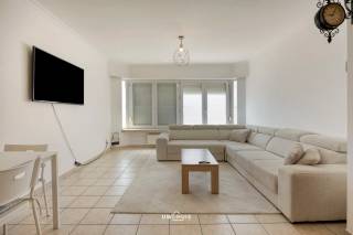 In de Breedstraat te Sint-Niklaas vindt u deze knappe, volledig instapklare duplex met twee slaapkamers. Dankzij de centrale ligging scoort het appartement een uitstekende Mobiscore van 9,2/10: winkels, scholen, horeca en de Grote Markt liggen op wandelafstand en het station van Sint-Niklaas bereikt u in enkele minuten. Vlotte verbindingen naar Antwerpen en Gent maken deze locatie extra interessant voor pendelaars én huurders.<br />Binnen valt meteen de overvloed aan natuurlijk licht op. De leefruimte en keuken vormen een aangename woonverdieping, terwijl u op de bovenverdieping twee volwaardige slaapkamers en een badkamer met ligbad/douche, toilet en spoelbak terugvindt.<br />Ook technisch zit dit appartement helemaal goed: EPC-label B (162 kWh/m²/jaar), dubbele beglazing in pvc, dakisolatie, centrale verwarming op aardgas met condensatieketel en een asbestveilig attest. <br />asbestveilig attest. <br />ELEKTRICITEIT CONFORM TEGEN AKTE<br />Overstromingsgevoeligheid: P-score A en G-score A.<br />Kortom: een lichtrijk, energiezuinig en zorgeloos appartement op een toplocatie, perfect als eerste aankoop of als rendabele investering met sterke verhuurpotentie. Echt een top appartement voor deze prijs!<br />Bel of mail ons voor een afspraak op het nummer: 052/46.38.03 of info@uw-huis.be en wie weet tot binnenkort!<br />
