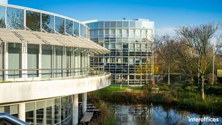 Fantastisch gelegen kantoren/co-working spaces van +/- 20 - 100 m² te huur op slechts 220 m van de A12 op- en afrit 2 Strombeek-Bever-Centrum, vlak bij het knooppunt met de R0.<br /><br />Van hieruit is er een vlotte ontsluiting naar de E40 dankzij het knooppunt R0/E40 te Groot-Bijgaarden. De E19 bereikt men na +/- 10 km. De recent gerenoveerde ruimtes zijn instapklaar en voorzien van meubilair, receptie, catering, security, (fiets)parking, airco, branddetectie, ... Dankzij de grote raampartijen geniet men van veel natuurlijk lichtinval. Onmiddellijk beschikbaar. <br /><br />Contacteer <strong>PANORAMA B2B </strong>voor bijkomende inlichtingen of een vrijblijvend plaatsbezoek <strong>0477 09 00 09</strong>