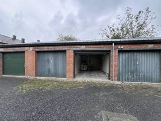 Garage te koop op centrale ligging in Roeselare Op zoek naar een veilige en centraal gelegen garage in Roeselare?Deze garage in de Mandellaan bevindt...