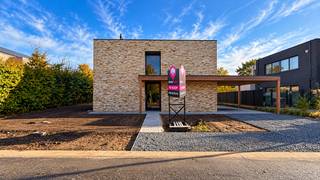 <p>Exclusieve nieuwbouwvilla met zwembad en poolhouse in het groene hart van Bolderberg!</p>
<p><span>In een rustige doodlopende straat in het gegeerde Bolderberg te Heusden-Zolder bevindt zich deze uitzonderlijke nieuwbouwvilla met een bewoonbare oppervlakte van 333 m² op een perceel van bijna 12 are. Op wandelafstand van het prachtige Domein Bovy, vlakbij Circuit Zolder, aan de rand van Hasselt en met een vlotte verbinding naar de autosnelweg, woont u hier in alle rust op een bijzonder gegeerde locatie.</span></p>
<p><span>Deze woning werd gerealiseerd als volwaardige passiefwoning met een E-peil onder 0 en combineert een tijdloze architectuur met moderne technieken en een bijzonder hoog wooncomfort. Dankzij de 35 zonnepanelen, de aluminium ramen en de doorgedreven isolatie geniet u van een uiterst energiezuinige woning. De vloerverwarming in de volledige woning, samen met de vijf slimme LG-airco-units voor koeling en verwarming, zorgt het hele jaar door voor een aangenaam binnenklimaat.</span></p>
<p><span>Vanaf het eerste moment maakt deze villa indruk. U wordt verwelkomd via een stijlvolle pivotdeur die uitgeeft op een ruime inkomhal met een uitzonderlijk brede gang die visueel doorloopt tot achteraan de woning. Dit zorgt voor een mooi zicht doorheen het huis en versterkt het gevoel van ruimte en licht. Aan de linkerzijde bevindt zich een technische ruimte die ook mogelijkheden biedt voor een bureauruimte, ideaal voor wie regelmatig van thuis uit werkt. Rechts vindt u de vestiaire en het gastentoilet. Via een praktische zijdeur bereikt u rechtstreeks de keukenruimte.</span></p>
<p><span>De ruime, lichtrijke leefruimte staat in directe verbinding met de tuin en het zwembad. Grote raampartijen zorgen voor een overvloed aan natuurlijk licht en bieden een prachtig zicht op de buitenruimte. Het ruime terras sluit mooi aan op de woning en vormt samen met de tuin en het zwembad de ideale plek om te ontspannen, gasten te ontvangen en volop te genieten van zonnige dagen.</span></p>
<p><span>De woning biedt u bovendien de mogelijkheid om de laatste interieurafwerkingen volledig naar eigen smaak te kiezen. De keukeninrichting en binnendeuren zijn niet inbegrepen in de prijs. Ook de vloerafwerking in de woonkamer en de slaapkamers is nog vrij te kiezen, net zoals de verdere afwerking van de trap. Zo kunt u zelf de materialen, kleuren en stijl bepalen die het best bij uw persoonlijke smaak passen.</span></p>
<p><span>Op de verdieping bevinden zich vier ruime slaapkamers en twee badkamers. De masterbedroom beschikt over een eigen dressing en een aparte privébadkamer. Aan de andere zijde van de verdieping vindt u nog drie volwaardige slaapkamers en een tweede badkamer. Daarnaast is er een polyvalente ruimte die dankzij de vide een open zicht biedt naar beneden en doorheen de woning richting het zwembad. Dit zorgt voor extra lichtinval en een bijzonder ruimtelijk gevoel.</span></p>
<p><span>De buitenaanleg heeft ondertussen een mooie vooruitgang gekend. De carport met hoogwaardige afwerking in afrormosia is volledig gerealiseerd en sluit perfect aan bij de architectuur van de woning. Ook de kasseien aan de voorzijde en rondom de woning zijn aangelegd, de kiezelverharding is voorzien en de tuin is aangelegd en ingezaaid met gazon. De terrastegels en de verdere afwerking rondom het zwembad worden binnenkort nog uitgevoerd door de bouwheer. Zo wordt ook de buitenruimte verder afgewerkt tot een mooi en harmonieus geheel.</span></p>
<p>Pluspunten:<br />- Mogelijkheid tot aankoop aan 2% registratierechten;<br />- Met zwembad, poolhouse en carport;<br />- Bewoonbare opp. van 333m²;<br />- Grondopp. van bijna 12are;<br />- 4 slaapkamers en 2 badkamers;<br />- Carport in afrormosia afwerking!<br />- Tuin aangelegd, gazon ingezaaid evenals verharding!<br />- 35 zonnepanelen, 5 airco's, domotica!<br />- Aanleg terras en rondom zwembad inbegrepen!<br />- Overal vloerverwarming;<br />- Geen BTW van toepassing; verkoop onder registratierechten!</p>