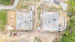 WOONPROJECT VELDEKENSPARK maak kennis met dit unieke nieuwbouw woonproject bestaande uit 66 wooneenheden (54 appartementen en 12 half-open BEN woningen) met binnen de projectzone een parkomgeving van maar liefst 1,5 ha. Door de centrale ligging van het project in de kern van Lebbeke zijn scholen, winkels, sport- en andere faciliteiten in de onmiddellijke nabijheid op wandel- en fietsafstand aanwezig. Badend in het groen met duurzaamheid als basisprincipe voor de woningen en appartementen, zal je er in alle comfort en rust kunnen leven, werken en wonen. Het project omvat 12 ruime halfopen bebouwingen alsook 4 volumes met respectievelijk 2x15 en 2x12 ruime appartementen telkens optimaal georiënteerd, met veel lichtinval en voorzien van de laatste hedendaagse technieken inzake verwarming, koeling en ventilatie. De diverse appartementen zijn zo ontworpen dat ze veel flexibiliteit toelaten in het benutten van de verschillende ruimtes met een mix van 1 tot 3 slaapkamerappartementen en allemaal ontworpen met grote inpandige terrassen. In de volumes van 12 appartementen zijn ook principes van levenslang wonen geïntegreerd. Het parkeren en laden van zowel wagens als fietsen wordt deels ondergronds en bovengronds georganiseerd met telkens de mogelijkheid om privatief over parkeergelegenheid te kunnen beschikken. In een eerste fase zullen gebouw A (15 appartementen (1,2 en 3 slpk. telkens met terras) en gebouw D (12 appartementen (1 en 2 slpk. telkens met terras) en 6 half-open BEN woningen met zuidgerichte tuinen gerealiseerd worden. . Alle units zijn standaard uitgerust met warmtepompen, vloerverwarming en ALU schrijnwerk met 3-dubbele thermische en akoestische beglazing.<br />De beperkte schaal van het project, gekenmerkt door frisse hedendaagse architectuur, gebed in de groene parkomgeving van +/-1,5HA waar wadi’s zullen zorgen voor de buffering van het regenwater, zal betekenen dat jong en oud zich snel thuis zullen voelen in hun nieuwe woonst en woon-parkomgeving.