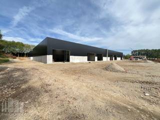 Uitstekend gelegen <strong>nieuwbouw KMO-unit </strong>van 329 m² te koop in Sint-Lievens-Houtem (Bavegem). De site geniet van een vlotte bereikbaarheid richting de E40 en de N42. Hierdoor zijn er vlotte verbindingen richting Aalst, Gent, Brussel en omliggende gemeenten.<br /><br />De <strong>casco </strong>KMO-units zijn opgebouwd uit een staalconstructie met een buitenschil bestaande uit een combinatie van geïsoleerde betonpanelen en sandwichpanelen. De loods, brandklasse C, heeft een vrije hoogte van +/- 6 meter en is toegankelijk via een automatische sectionale poort met een aparte toegangsdeur en is voorzien van polybetonvloer, lichtstraat met rookluik, branddetectie en individuele nutsleidingen (water, elektr. (32 A), data).<br /><br />Bovendien is er de mogelijkheid om buitenruimte aan te kopen tot 1.775 m². Ook <strong>andere oppervlaktes beschikbaar</strong>. Tal van activiteiten mogelijk: opslag, productie, atelier,...  Er is tevens ruime <strong>manoeuvreerruimte en parking</strong> voorzien op de site. Verwachte oplevering 2027.<br /><br />Heb je interesse of wil je meer informatie, zoals plannen of wil je graag een vrijblijvend plaatsbezoek? Aarzel dan niet om contact op te nemen met <strong>Gill </strong>via het nummer <strong>0477 06 30 30</strong>.