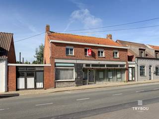 Op zoek naar een woning met uitzonderlijk veel ruimte én mogelijkheden? Deze veelzijdige eigendom biedt een indrukwekkende bewoonbare oppervlakte van maar liefst 600 m² en combineert wonen, werken en investeren op één locatie.<br /><br />Bij het betreden van de woning komt u terecht in een ruime inkomhal die toegang geeft tot verschillende functionele ruimtes. Op het gelijkvloers vindt u onder meer een gezellige leefruimte, een keuken, badkamer en meerdere praktische bergingen en een slaapkamer. Daarnaast is er een extra ruimte die perfect kan dienen als bureau, ideaal voor thuiswerk of een vrij beroep.<br /><br />Een absolute troef is de aanwezige winkelruimte, wat deze eigendom bijzonder interessant maakt voor zelfstandigen of wie wonen en werken wil combineren. Verder beschikt de woning over een kelder en garage, wat zorgt voor extra opslagmogelijkheden.<br /><br />Bovendien is er de mogelijkheid tot het aankopen van een loods van 140 m², wat extra opportuniteiten biedt voor opslag, hobby’s of professionele activiteiten.<br /><br />Op de bovenverdieping bevinden zich maar liefst vier volwaardige slaapkamers en een voutekamer, wat deze woning uitermate geschikt maakt voor grote gezinnen of wie nood heeft aan extra ruimte.<br /><br />Kortom, een unieke eigendom met enorm veel potentieel voor wie ruimte, flexibiliteit en mogelijkheden centraal stelt.<br /><br />📞 Interesse? Contacteer Thijs:<br />📲 051 57 54 61<br />📧 thijs@grouptrybou.be<br /> | friedel@grouptrybou.be