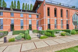 Gelijkvloerse loft met 2 terrassen, tuin en plafonds van 4,8m in het groene Nerem. De loft heeft een oppervlakte van maar liefst 190m² en...