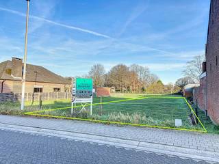 Perceel bouwgrond van 447m² voor een woning in half open verband. De bouwgrond geniet een rustige en landelijke ligging op een uitloper van...