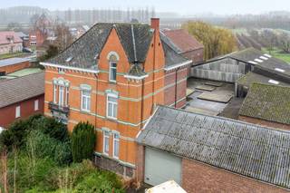 Uniek complex bestaande uit;-vergunde hoofdwoning (eventueel opsplitsbaar in 2 woningen)-vergunde woning achter de hoofdwoning-kortom 3 vergunde...