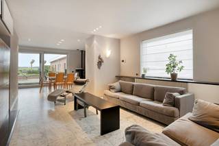 Ce bâtiment mitoyen a été construit en 1952 et modernisé et agrandi dans les années 90. Les espaces de vie sont spacieux et très lumineux et...