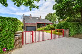 <p><span>Uitzonderlijke woning op een prachtig perceel in Putte</span></p><p><span> </span></p><p><span>Deze woning kenmerkt zich door haar aparte, moderne architectuur en verrassende indeling. Grote raampartijen, hoge ruimtes en overvloedige natuurlijke lichtinval creëren overal een bijzonder gevoel van openheid en rust. Een unieke eigendom voor wie houdt van natuur, licht, ruimte en karakter. Een echte parel in Putte dus!</span></p><p><span> </span></p><p><span>Via de zijdelingse inkom betreed je de woning. De inkomhal geeft toegang tot een vestiaire, gastentoilet en de inpandige garage. Links bevindt zich de keuken, die geniet van veel lichtinval en een mooi zicht op én toegang tot de tuin. Zowel vanuit de keuken als vanuit de inkomhal bereik je de gezellige leefruimte met open haard. Aansluitend bevindt zich het unieke schildersatelier met hoge plafonds en overvloedige natuurlijke lichtinval, wat zorgt voor een bijzonder ruimtelijk gevoel. Een trap leidt naar de mezzanine, ideaal als bureau, hobbyruimte of extra slaapkamer.</span></p><p><span> </span></p><p><span>Via de overloop met praktische bergruimte bereik je twee ruime slaapkamers, elk voorzien van een eigen mezzanine en prachtig uitzicht op de tuin en de omliggende velden. Op deze verdieping bevindt zich tevens een functionele badkamer uitgerust met bad en toilet. Halverwege de trap naar beneden bevindt zich nog een derde slaapkamer, die op haar beurt opnieuw aansluit op de leefruimte.</span></p><p><span> </span></p><p><span>De woning vraagt renovatie, maar biedt dankzij haar uitzonderlijke architectuur, volumes en ligging enorm veel potentieel voor wie op zoek is naar een unieke woonbeleving in het groen.</span></p><p><span> </span></p><p><span>Interesse om deze woning te bezoeken? Contacteer ons vandaag!</span></p><p><span> </span></p><p><span>015 20 36 00 - info@domoxim.be</span></p><p><span> </span></p><p><span>domoXim. Waar dromen thuis komen!</span></p><p><span> </span></p><p><span>Ook de waarde van je </span><span>eigen</span><span> woning kennen? Wij geven je graag advies.</span></p><p><span> </span></p><p><span>Dit pand is onderworpen aan de renovatieverplichting van de Vlaamse overheid voor residentiële gebouwen (behoudens bij sloop binnen 6 jaar na de aankoop). Consulteer voor meer informatie de website van het Vlaams Energie- en Klimaatagentschap via https://www.vlaanderen.be/een-huis-of-appartement-kopen/renovatieverplichting-voor-residentiele-gebouwen.</span></p>