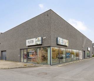 Op een strategische locatie in Kampenhout bevindt zich deze ruime en veelzijdige bedrijfsruimte van 596 m², ideaal voor bedrijven die nood hebben aan een combinatie van toonzaal-, kantoor- en opslagmogelijkheden. Het gebouw is instapklaar, uiterst functioneel ingericht en beschikt over 5 private parkeerplaatsen.<br /><br />Indeling:<br /><br />Gelijkvloers – 321 m²<br />- Ruime toonzaal<br />- Onthaalzone<br />- Technische berging<br />- Garage<br />- Praktische werkhoek<br />- 2 afzonderlijke toiletten<br />- Doucheruimte<br />- Centrale trap naar de verdieping<br /><br />Eerste verdieping – 275 m²<br />- Grote toonzaal<br />- Kleedhokjes<br />- ruime stockagezone<br /><br />De open structuur laat bovendien veel flexibiliteit toe voor herinrichting.<br /><br />Troeven<br />- 5 inbegrepen parkeerplaatsen – bijzonder waardevol voor klanten en medewerkers<br />- Topligging in Kampenhout, vlot bereikbaar met wagen en nabij belangrijke invalswegen<br />- Ruim totaaloppervlak van 596 m² met commerciële en functionele mogelijkheden<br />- Moderne, verzorgde uitstraling met praktische indeling<br />- Instapklaar – onmiddellijk bruikbaar zonder zware verbouwingen<br />- Veel lichtinval dankzij grote raampartijen, ideaal voor toonzaal of showroom<br />- Flexibel inzetbaar: showroom, kantoor, atelier, opslag …<br /><br />Bent u op zoek naar een ruime en strategisch gelegen bedrijfsruimte in Kampenhout met toonzaal, stockage én parkeerplaatsen?<br />Contacteer Jill via jill.de.deurwaerdere@albert.immo of 0495 69 61 64 voor meer informatie of een bezoek.