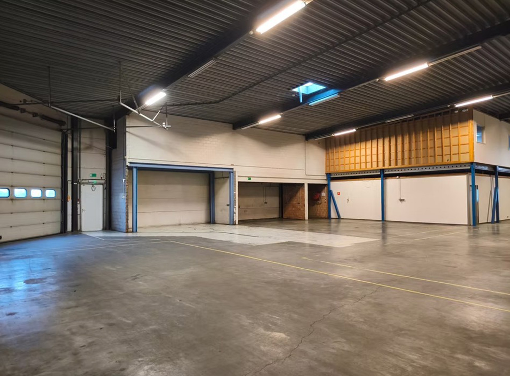 Magazijn 1.450m² met sectionaal poort - foto 1
