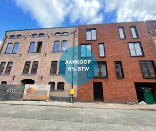 Voor meer info of een bezoek, bel 053 59 49 34 - In het centrum van Aalst bevindt zich dit charmevol nieuwbouwproject “De Kluys”. Deze toplocatie biedt u de kans om in het centrum te wonen, zonder de drukte te ervaren (eenrichtingsstraat). Binnen dit project worden er 13 entiteiten ontwikkeld, bestaande uit zowel éénslaapkamer, tweeslaapkamer als drieslaapkamer/penthouse appartementen. Deze <strong>BEN-appartementen</strong> zijn voorzien van warmtepomp, luchtdichte isolatie, vloerverwarming en zonnepanelen! De hoogwaardige materialen waarmee uw appartement wordt afgewerkt, kan nog naar eigen smaak worden gekozen! Aan de achterzijde van het gebouw bevinden zich de autostaanplaatsen of carports. <br /><br /><strong>*Prijs vermeld in de advertentie betreft prijs excl. BTW en kosten.</strong>