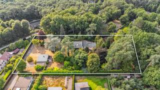 Bent u op zoek naar een exclusieve woning met eindeloos potentieel en absolute privacy? Dan is deze te renoveren gelijkvloerse villa uit de jaren...