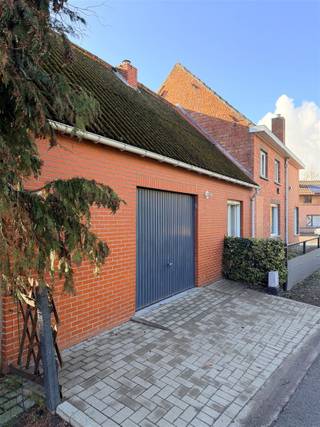 Welkom in deze charmante woning in Stekene met veel potentieel. Dit huis staat op een mooi perceel van 657m². De tuin loopt volledig rondom de woning.Op het gelijkvloers heb je naast de inkomhal, een zeer ruime leefruimte, een aparte keuken met aansluitend nog een eetplaats.Verder heb je op het gelijkvloers al een eerste ruime badkamer met bad, douche, en toilet.Op de verdieping heb je alvast 2 slaapkamers, en mogelijkheid tot inrichten van 4 kamers.Daarnaast is er op deze verdieping een 2e douchekamer die ook nog een toilet heeft.De woning heeft ook een ruime garage, en naast de woning is er nog een lange oprit waar je nog extra wagens kan parkeren.Vanuit de garage heb je toegang tot de kelder en nog een opbergzolder.Dit is een perfecte kans voor koper die ruimte en mogelijkheden zoeken om hun droomwoning naar eigen wens in te richten.De ligging in centrum Stekene maakt het gemakkelijk bereikbaar en biedt goede bereikbaarheid naar de regio toe.Bezoeken op afspraak via 03 / 779 69 29 of contact@eberhardvastgoed.be