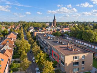 Centraal gelegen appartement met 2 slaapkamers.<br /><br />indeling als volgt: inkomhal met apart toilet, keuken (voorzien van oven en 4 pits kookplaat), ruime living op laminaatparket, badkamer (voorzien van ligbad en lavabo), berging met aansluiting voor een wasmachine en 2 slaapkamers (14,5m² - 11m²).<br /><br />bijzonderheden: EPC Label A - elektriciteit conform - ramen PVC dubbel glas (2011) - meter voor gas, water en elektriciteit apart - CV Junkers (2011). <br /><br />Heden is het appartement verhuurd voor 660€ per maand.