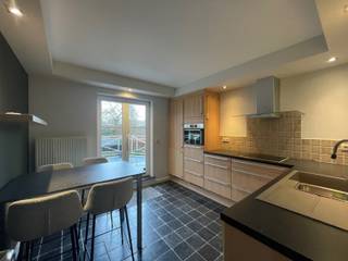 EERSTE VERDIEPINGAppartement op de eerste verdieping in charmant en kleinschalig gebouw. Beschr: inkom, woonkamer met aansluitend bureauruimte of...