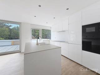 Gerenoveerd ruim duplex appartement (ca. 135m²) met tuin en terras. Ruime woon- en eetkamer (ca.43m²) op tegelvloer, met open ingerichte leefkeuken (ca. 10m²) en stenen werkblad. De keuken is voorzien van inductiekookplaat, dampkap, micro, oven, koelkast en vaatwasser. Via de schuifdeur heeft u toegang tot het zonnige terras. Op de 1e verdieping een masterbedroom (ca. 18m²) met ensuite douchekamer voorzien van badkamermeubel en inloopdouche. Apart gastentoilet. Op de verdieping 2 slaapkamers (ca. 22-8m²). Op de nachthal ruimte voor een bureel. Ingerichte douchekamer met douche, badkamermeubel. Op de gelijkvloerse verdieping een berging voor de fietsen.<br />Mogelijkheid tot huren van een carport voor 2 auto's, alsook extra stockage ruimte. Het dak is vernieuwd en geïsoleerd, alsook volledig nieuw cv systeem en ramen.<br />Individuele meters voor gas, water en elektriciteit. Recente cv op gas. Elektriciteit conform. Per direct beschikbaar.