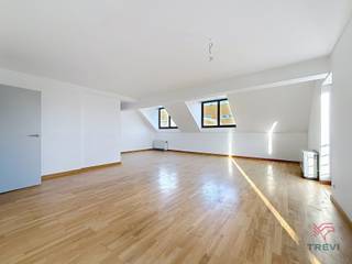 <p><strong>ANDERLECHT, rustige woonwijk vlak bij het openbaar vervoer, winkels, restaurants en groenvoorzieningen. Mooie en ruime duplex met een woonoppervlakte van ± 157 m². Het bestaat uit een mooie leefruimte van ± 48 m², een halfingerichte keuken, een doucheruimte + toilet, een badkamer met douche, 1 apart toilet, 4 slaapkamers (waarvan één met eigen badkamer), een wasruimte, een kelder en een parkeerplaats voor 100 €/maand (VERPLICHT). PERFECT VOOR EEN WOONGEMEENSCHAP. Direct beschikbaar! Vaste kosten: 100 €/maand (gemeenschappelijk). EPC: F 54 kg CO²/(m²,jaar)*. Afmetingen ter indicatie.</strong></p>
<p></p>
<p><b><u>Op de 5<sup>e</sup> verdieping</u></b></p>
<ul>
<li>Grote inkomhal, met opbergruimte.</li>
<li>Aparte wc</li>
<li>Woonkamer van ± 48 m² met toegang tot een balkon van ± 7 m² op het westen</li>
<li>Halfingerichte open keuken (oven, kookplaat, afzuigkap, koelkast, kleine vriezer en ruimte voor vaatwasser)</li>
<li>Wasruimte met aansluitingen voor wasmachine en droger</li>
<li>Slaapkamer 1: ± 26 m² (5,32 x 4,90 m) met toegang tot het balkon en aangrenzende badkamer, met douche en dubbele wastafel.</li>
</ul>
<p><b><u>Op de 6<sup>e</sup> verdieping</u></b></p>
<ul>
<li>Slaapgedeelte</li>
<li>Doucheruimte met toilet</li>
<li>Slaapkamer 2: ± 16 m² (4,15 x 3,69 m)</li>
<li>Slaapkamer 3: ± 13,5 m² (6,94 x 2,05 m)</li>
<li>Slaapkamer 4: ± 18 m² (2,50 x 6,74 m)</li>
</ul>
<p>Kelder nr. 408 op -1</p>
<p>Parkeerplaats voor 100 €/maand <b>VERPLICHT</b></p>
<p>Vaste kosten 100 €/maand (gemeenschappelijk)</p>