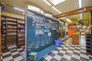 EMPLACEMENT<br /><br />Cette maison de commerce polyvalente, au fort potentiel commercial, est située sur l'Einde Were, à seulement quelques minutes du centre historique de Gand. Vous trouverez à proximité immédiate un large choix de magasins, de supermarchés, d'écoles, de restaurants et de lieux de détente.<br /><br />Son excellente accessibilité est un atout majeur : les transports en commun, la R40 et les autoroutes E17/E40 se trouvent à proximité, ce qui vous permet de rejoindre sans difficulté n'importe quelle destination. De plus, vous bénéficiez de nombreux espaces verts accessibles à pied, tels que le Groenevalleipark, la Coupure et la réserve naturelle de Bourgoyen. Excellent score Mobiscore : 9,4/10<br /><br />AGENCEMENT<br /><br />En entrant dans cette spacieuse maison de commerce (248 m²) offrant une vue dégagée, vous êtes immédiatement accueilli dans un vaste espace commercial d'environ 70 m². Les grandes baies vitrées assurent ici une abondance de lumière naturelle et une excellente visibilité, ce qui est idéal pour diverses activités commerciales telles qu'un magasin, un bureau ou un cabinet. Vous trouverez ensuite une cuisine équipée, une première salle de bains et des toilettes séparées.<br /><br />Il y a également une terrasse couverte orientée sud-ouest où vous pourrez profiter pleinement de la lumière. Cette terrasse donne accès à un garage exceptionnellement spacieux pouvant accueillir jusqu’à 4 voitures, donnant sur l’Overzet. Le garage dispose en outre d’un étage supplémentaire, idéal comme espace de rangement.<br /><br />Au premier étage se trouvent deux pièces spacieuses, qui font également partie de l'espace commercial. Le deuxième étage compte également deux pièces spacieuses dotées d'un charmant parquet. Au troisième étage, vous trouverez une chambre supplémentaire et une salle de bains entièrement équipée avec douche et toilettes. Enfin, la maison dispose d'une cave sèche.<br /><br />Grâce à 14 panneaux solaires, une pompe à chaleur, la climatisation et un vitrage à haut rendement, vous bénéficiez d'un PEB avantageux et d'un confort de vie économe en énergie.<br /><br />ATTOUTS<br /><br />- Grand garage pour 4 voitures<br />- Maison économe en énergie<br />- De nombreuses possibilités grâce à de grandes surfaces et à un agencement flexible<br /><br />Ne manquez pas cette opportunité ! Contactez Arthur dès aujourd'hui au +32 473 90 90 94 pour prendre rendez-vous.