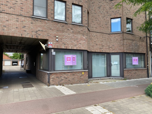 Handelsruimte (+-160m²) met 6 autostaanplaatsen centrum Geel. - foto 2
