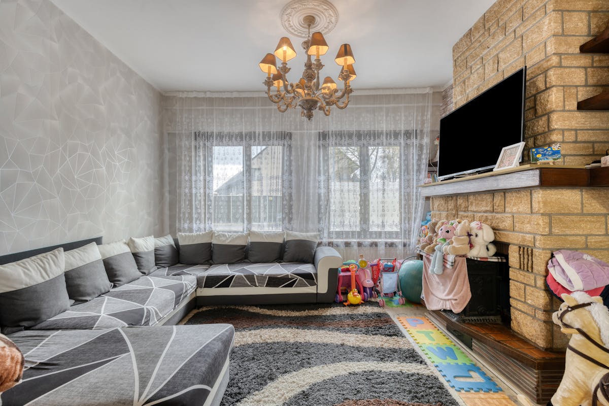 Ruime rijwoning met tuin en garage nabij centrum Izegem. - foto 4