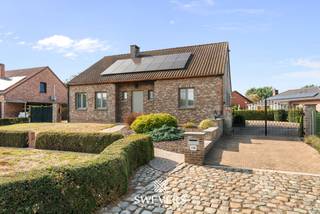 Voor meer info en foto’s, surf naar www.swevers.be – Deze ruime en instapklare bungalow aan de Barenbergseweg 118 in Diest combineert rustig wonen met veel praktische ruimte en extra mogelijkheden. De woning werd gebouwd in 1991, is zeer verzorgd en biedt 253m² bewoonbare oppervlakte op een perceel van 1.442 m² met aanpalende bouwgrond. Op het gelijkvloers vind je een centrale inkomhal met een gastentoilet, een ruime living van 34 m² met salon en eetkamer en een keuken van 15 m². Zowel de leefruimte als de keuken sluiten aan op het terras. Verder zijn er twee slaapkamers van ca. 16 en 15 m² en een badkamer, waardoor grotendeels gelijkvloers wonen perfect mogelijk is. De eerste verdieping omvat een derde slaapkamer van ca. 16 m² en een ruimte van ca. 24 m² die als vierde slaapkamer, bureau of hobbyruimte kan dienen. Twee zolderzones zorgen voor bijkomende bergruimte. Een grote troef is de volledige kelder van 106 m² met berging, wasplaats, provisieruimte en een parkeerkelder van ca. 42 m². De woning beschikt bovendien over zonnepanelen, een thuisbatterij en een goed E-peil. De aanpalende bouwgrond biedt extra mogelijkheden, bijvoorbeeld als ruime tuinzone of, mits de nodige vergunningen, voor een bijkomende woonoplossing. Winkels, scholen en ontspanning liggen op ca. 4 km, het openbaar vervoer op ca. 2,5 km en de snelweg op ca. 7,5 km. Voor meer informatie, bel 011 255 155. Bron bewoonbare oppervlakte: EPC – verslag.