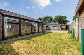 Bent u op zoek naar een VRIJSTAANDE WONING die u volledig naar eigen smaak kunt opfrissen? Dan is dit jouw ding!<br />Deze woning, op een perceel van 280 m², biedt een uitstekende basis. Ze beschikt over over een inkom met toilet, aangename leefruimte, een VERANDA die zorgt voor extra lichtinval, keuken, badkamer met douche, twee volwaardige slaapkamers en de mogelijkheid om een derde slaapkamer te creëren. ZONNIGE TUIN met terras, carport en GARAGE, met handige DUBBELE OPRIT.<br />GUNSTIGE LIGGING met vlotte verbinding naar Brugge en winkel in de nabijheid.<br />ALLEENSTAAND, met TUIN & GARAGE, op een rustige ligging, wat wil een mens nog meer ?<br />