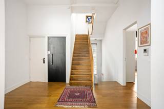 Emplacement absolu, à deux pas de la Graslei et du pont Saint-Michel, se trouve cet impressionnant loft / penthouse en duplex. Situé dans un immeuble imposant, cette résidence offre la parfaite synthèse entre le charme historique et la modernité du loft avec une grandeur inégalée.<br /><br />Vous entrez dans le loft par un hall d'entrée élégant. Grâce à l'ascenseur privé, vous accédez facilement à votre propre domaine privé. Les espaces de vie baignent dans la lumière et se distinguent immédiatement par leurs volumes imposants et leurs hauts plafonds, créant une sensation unique de liberté dans le centre-ville de Gand.<br /><br />3 chambres spacieuses : finitions de haute qualité pour un confort de vie luxueux.<br />Idéal comme maison de famille exclusive ou une combinaison prestigieuse de logement et de profession libérale.<br /><br />Gastronomie, boutiques et culture se trouvent à vos pieds, tandis que vous profitez d'une tranquillité sereine à l'intérieur.<br />Ce type de propriété est rarement disponible à cet emplacement. Les propriétaires sont ouverts à un dialogue constructif, où chaque offre raisonnable sera examinée avec soin et attention.<br /><br />Découvrez chaque détail de ce loft en duplex unique dès maintenant via la visite 3D :<br />https://my.matterport.com/show/?m=wHQJZTdeG5K<br /><br />Intéressé ? Contactez-nous pour une visite ou plus d'informations :<br />🤳 Tim est à votre disposition : 0483 60 60 60<br />📧 Envoyez un e-mail directement : Tim@mondovastgoed.be<br /><br />🚀 Mondo Vastgoed - Agents immobiliers, mais différents.