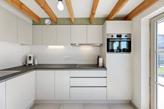 Westhinder II is een vakantiedomein gelegen tussen Oostduinkerke en Koksijde Dorp, op enkele minuten van de zee en centraal aan de westkust. Deze woning is volledig afgewerkt en voorzien van een zonovergoten terras in beton. Dankzij de gunstige ligging binnen het domein is deze ook zeer privatief en lichtrijk.<br /><br />De vakantiewoning is ingedeeld als volgt:<br />Inkomhal met toilet, 1 slaapkamer, badkamer met inloopdouche, leefruimte met open keuken, zuidgericht terras met tuin en toegang tot de berging.<br />Via de trap in de inkomhal kom je op de eerste verdieping waar een ruime nachthal de verbinding maakt met 2 slaapkamers. <br /><br />Enkele troeven:<br />Parkeerplaats aan de woning<br />Privatieve zonnepanelen en regenwaterput<br />Betere afwerking met zongericht terras<br />Verkoop onder btw-regime van 21%