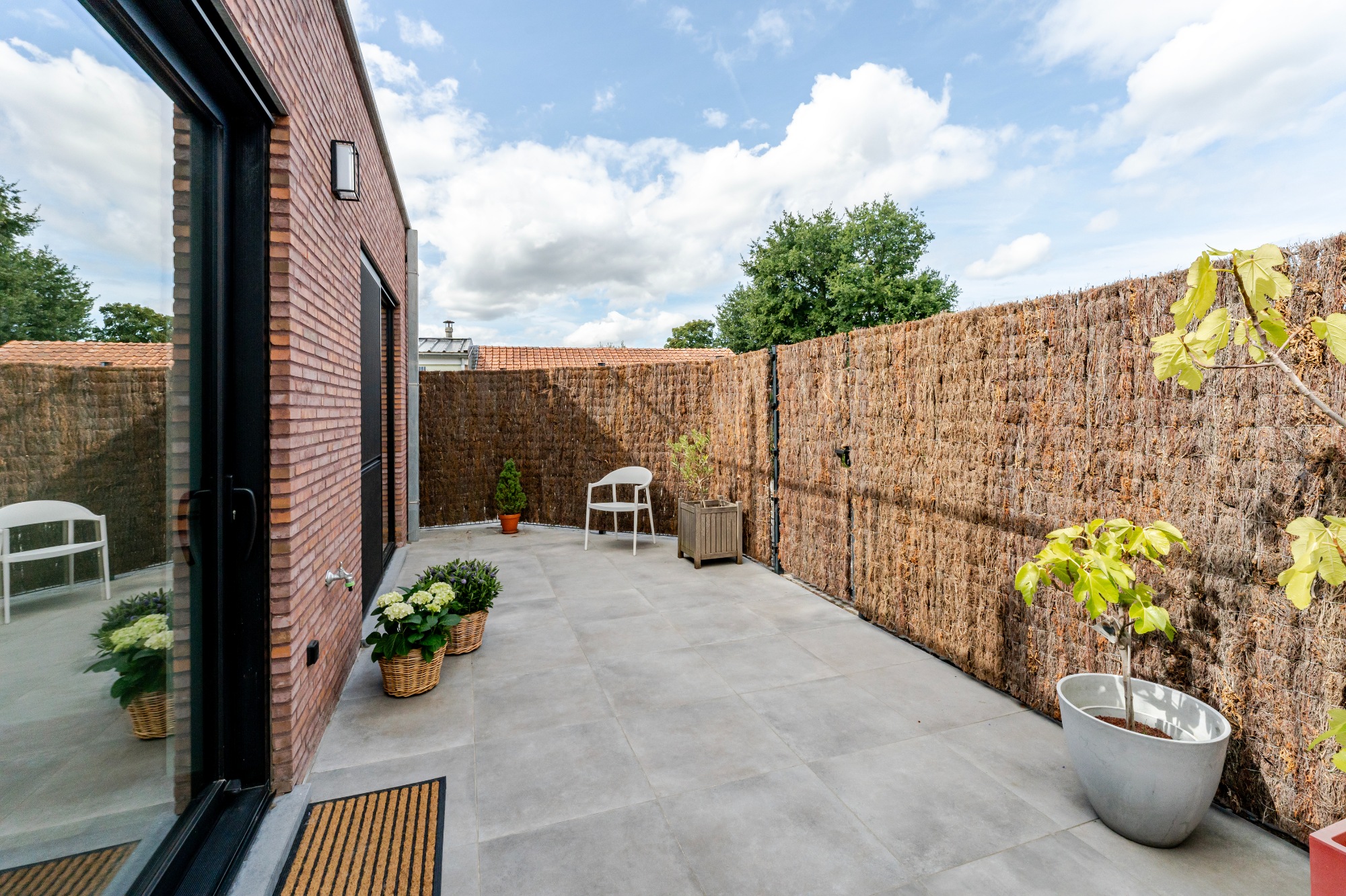 Groot (140m²) gelijkvloers appartement met praktijkruimte, 2 (mog. 3) slaapkamers en ruim terras/koer - foto 4