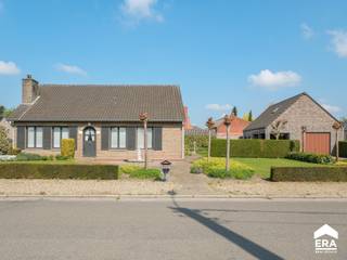 [[ DIT PAND NEEMT DEEL AAN DE ERA OPEN HUIZEN DAG OP 13/6 VAN 14:30 TOT 15:30 ]]
<p>Verzorgde woning met dubbele garage op een gunstige ligging vlakbij het centrum van Lindelhoeven.</p><p><br /></p><p>Deze woning is uiterst goed onderhouden en biedt het comfort van gelijkvloers wonen. Met 3 slaapkamers waaronder bureelruimte, een inpandige garage én een ruime vrijstaande garage met zolder, is dit een veelzijdig pand dat zich leent tot verschillende mogelijkheden (zorgwoning, vrij beroep,...) mits toestemming van de vereiste instanties. De ligging nabij het centrum van Lindelhoeven met supermarkt, school, openbaar vervoer en invalswegen maakt dit een ideale keuze voor wie praktisch en centraal wil wonen.</p><p><br /></p><p>Troeven:</p><p>• Uiterst goed onderhouden woning op gunstige ligging nabij het centrum van Lindelhoeven.</p><p>• Gelijkvloers bewoonbaar met 3 slaapkamers en praktische indeling.</p><p>• Ruime vrijstaande garage met zolder. Deze vrijstaande garage leent zich tot verscheidene mogelijkheden (zorgwoning, vrij beroep,...) mits toestemming van de vereiste instanties.</p><p><br /></p><p>Neem vandaag nog contact op met je ERA-makelaar voor een bezoek.</p><p><br /></p><p>JOUW DROOMHUIS. ZO GEVONDEN!</p>