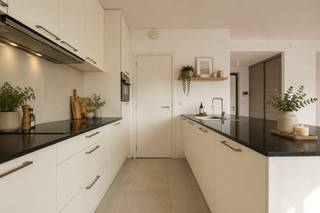 Appartement ensoleillé avec vue sur le Galgenweel, situé au quatrième étage d'un immeuble neuf et contemporain !L'appartement s'ouvre sur un hall...