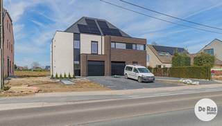 HELDERGEM - Deze prachtige en tijdloze nieuwbouwwoning kunt u vinden op de verbindingsweg tussen Haaltert en Heldergem. De woning werd gebouwd met oog voor detail en afgewerkt met kwalitatieve materialen, waardoor comfort en stijl hier naadloos samenkomen. Bovendien is deze woning bijzonder energiezuinig dankzij vloerverwarming, een warmtepomp, zonnepanelen, een ventilatiesysteem en hoogrendementsglas. <br /><br />Bij het betreden van de woning komt u terecht in een verzorgde inkomhal met gastentoilet. Vanuit de hal heeft u toegang tot de praktische berging/wasruimte en de ruime inpandige garage. Verder leidt de woning u naar de lichtrijke leefruimte, waar grote raampartijen zorgen voor een mooie verbinding met de tuin. De open, volledig uitgeruste keuken is de ideale plek om samen te genieten met familie en vrienden.<br /><br />De leefruimte geeft uit op een aangelegd terras en de tuin, waar u in alle rust kan ontspannen en genieten. Daarnaast is er voldoende parkeergelegenheid voorzien, wat het wooncomfort extra versterkt.<br /><br />Op de eerste verdieping bevinden zich, naast de nachthal en een apart toilet, een douchekamer en drie volwaardige slaapkamers. De master bedroom beschikt over een ensuite badkamer, uitgerust met alle moderne voorzieningen.<br /><br />Een extra troef is de volledig afgewerkte zolder, bereikbaar via een vaste trap. Deze veelzijdige ruimte kan perfect dienen als extra slaapkamer, bureau, hobbyruimte of speelkamer.<br /><br />Ook de ligging is een belangrijk pluspunt: centraal en vlot bereikbaar, met invalswegen, openbaar vervoer en scholen in de nabije omgeving. U geniet hier van een aangename woonomgeving zonder in te boeten aan bereikbaarheid.<br /><br />Kortom, bent u op zoek naar een ruime, energiezuinige woning met alle hedendaags comfort? Aarzel dan niet en plan vandaag nog uw bezoek.<br /><br />Aankoop onder gesplitst stelsel:<br />Grondwaarde: €140.000 (registratierechten 12%)<br />Constructiewaarde: €355.000 (21% BTW )<br />Totaal incl. btw, excl. kosten en excl. notariskosten: €586.350,00