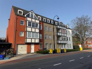 Gezellig appartement gelegen te Dessel Dit appartement beschikt over een gezellige leefruimte met veel natuurlijk licht.De open keuken met praktisch...