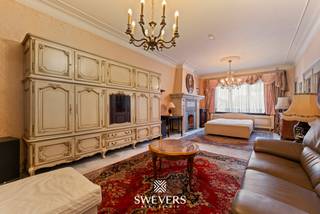 Interesse? Meer informatie op www.SWEVERS.be. - Deze halfopen woning uit 1955 aan de Kuringersteenweg in Hasselt combineert een vlotte...