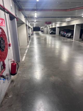 <p><span>Deze ondergrondse autostaanplaats is gelegen op de -1 van 'Residentie Greenfield'.</span></p><p><span>Op fietsafstand van het centrum van Hasselt met al haar faciliteiten.</span></p><p><span> </span></p><p><span>Invalswegen zijn gemakkelijk bereikbaar, winkels, JESSA ziekenhuis, scholen en openbaar vervoer op wandelafstand. </span></p><p><span>Een toplocatie op de Grote Ring van Hasselt. </span></p><p><span> </span></p><p><span>- Parking nummer 44<br />- Breedte: 4 m <br />- Diepte: 5,70 m</span></p><p><span> </span></p>