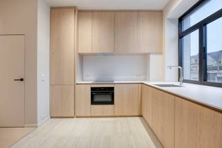 De woning onderging een totaalrenovatie en werd afgewerkt met ingemaakte kasten van hoogstaande kwaliteit. De woning is ideaal voor wie...