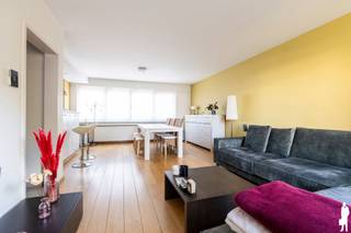 <strong>Ruim appartement op de eerste verdieping met 3 slaapkamers en terras in het centrum van Schilde</strong><br /><br /><strong>Dit ruime appartement van 114 m² is gelegen op de eerste verdieping van een kleinschalig gebouw in het centrum van Schilde. Het appartement beschikt over een lichtrijke woon- en eetkamer, een afzonderlijke keuken, drie slaapkamers en een royaal terras van ca. 15 m². De praktische indeling, aangename lichtinval en centrale ligging maken dit appartement bijzonder aantrekkelijk voor wie op zoek is naar ruimte en comfort.</strong><br /><br /><strong>Indeling: </strong><br />
<ul>
<li><strong>Inkomhal </strong>met vestiairekast en apart <strong>gastentoilet</strong></li>
<li><strong>Ruime, lichtrijke woon- en eetkamer </strong>op parket, met <strong>grote</strong> <strong>raampartijen </strong>die zorgen voor een aangename <strong>lichtinval</strong></li>
<li>Afzonderlijke <strong>keuken</strong>, aansluitend op de eetkamer</li>
<li><strong>Hoofdslaapkamer </strong></li>
<li><strong>Tweede slaapkamer</strong></li>
<li><strong>Derde slaapkamer</strong>, eveneens geschikt als bureau of logeerkamer</li>
<li><strong>Badkamer </strong>met dubbele lavabo, ligbad en douche</li>
<li>Centrale nachthal die toegang biedt tot de verschillende slaapkamers en overige vertrekken</li>
<li><strong>Praktische afzonderlijke berging </strong></li>
<li><strong>Technische ruimte</strong> met voorzieningen voor wasmachine en droogkast</li>
</ul>
<strong>Terras en buitenruimte</strong><br />
<ul>
<li><strong>Ruim terras van ca. 15 m²</strong>, bereikbaar vanuit de woonkamer</li>
<li>Aangename buitenruimte met voldoende plaats voor een gezellige zithoek</li>
</ul>
<strong>Algemeen</strong><br />
<ul>
<li>Gelegen op de eerste verdieping, uitsluitend bereikbaar via de trap</li>
<li>Verwarming op gas d.m.v. radiatoren/convectoren</li>
<li><strong>Ruime, afgesloten private kelderberging (ca. 14 m²)</strong></li>
<li><strong>Heden verhuurd</strong></li>
<li>Stedenbouwkundige inlichtingen in aanvraag<strong></strong></li>
</ul>
<strong>Uitstekend gelegen in het centrum van Schilde, met winkels, gezellige horecazaken en diverse dagelijkse voorzieningen op wandelafstand. De centrale ligging biedt bovendien een vlotte verbinding naar de omliggende gemeenten.</strong><br /><br /><strong>Een ruim appartement met drie slaapkamers, een aangenaam terras en tal van mogelijkheden, op een gegeerde locatie in het hart van Schilde!</strong>