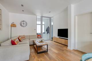 <p><strong>Te koop: Gesloten bebouwing op unieke locatie in het centrum van Mechelen, met prachtig zicht op het water.</strong></p>
<p>Deze instapklare woning combineert comfortabel wonen met een praktische indeling en een topligging in het hart van Mechelen. Met drie volwaardige slaapkamers en twee terrassen biedt deze woning alle troeven om uit te groeien tot uw ideale thuis. De aanwezige airconditioning zorgt bovendien het hele jaar door voor een aangenaam binnenklimaat, zowel tijdens warme zomerdagen als in de winter. Buiten geniet u van twee verzorgde terrassen, waarvan één met een prachtig zicht op het water, de ideale plek om in alle rust te ontspannen.</p>
<p><strong>Belangrijkste ruimtes:</strong></p>
<ul><li>Woonkamer met veel natuurlijke lichtinval en airconditioning</li><li>Modern uitgeruste keuken</li><li>Badkamer met inloopdouche en wastafel in badkamermeubel</li><li>Drie slaapkamers</li><li>Inkomhal</li><li>Berging</li><li>Twee terrassen</li></ul>
<p><strong>Troeven:</strong></p>
<ul><li>Instapklare woning met gunstig EPC</li><li>Unieke ligging aan het water, op wandelafstand van het centrum</li><li>Dicht bij winkels, scholen, openbaar vervoer en andere voorzieningen</li></ul>