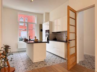 <p>Dit prachtige huis aan de Oude Brusselseweg in Gentbrugge biedt een harmonieuze combinatie van comfort en stijl, perfect voor gezinnen en liefhebbers van de stad. De woning, met een bewoonbare oppervlakte van 157 vierkante meter, is gelegen op een rustige en centrale locatie, waardoor je snel toegang hebt tot winkels, scholen en openbaar vervoer. In 2021 onderging het huis een renovatie, wat bijdraagt aan de moderne uitstraling en fraaie afwerking.</p>
<p>De indeling van het pand neemt je mee door een ruime woonkamer, een eetkamer die uitnodigt tot gezellige diners en een moderne keuken die van alle gemakken is voorzien. Met drie slaapkamers en een badkamer, heb je voldoende ruimte voor gezinsleven en ontspanning. De zolder/mezzanine biedt extra mogelijkheden, terwijl de twee toiletten praktische aanvullingen zijn voor een gezinswoning. Geniet van de royale tuin met een perceeloppervlakte van 202 vierkante meter, waar je jouw buitenruimte naar eigen wens kunt inrichten en zoveel mogelijk kunt profiteren van de rust in deze charmante omgeving.</p>