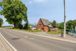 <p><span><strong>TE KOOP: Te renoveren woning met ruim perceel en projectmogelijkheden in Lummen!</strong></span></p><p><span>Bent u op zoek naar een renovatieproject met veel potentieel? Dan is deze woning aan de Genenbosstraat 132 in Lummen zeker een bezoek waard. Gelegen nabij het kanaal en op een perceel van meer dan 6 are, biedt deze eigendom tal van mogelijkheden voor zowel particuliere kopers als investeerders.</span></p><p><span>De woning beschikt over een ruime leefruimte met veel mogelijkheden, een compacte keuken en verschillende extra kamers die ideaal kunnen dienen als berging, bureau of hobbyruimte. Verder zijn er twee zeer grote slaapkamers, een extra kleine kamer, een kelder en een zolder aanwezig.</span></p><p><span>Het ruime perceel vormt zonder twijfel een van de grootste troeven van deze eigendom. Volgens beschikbare plannen bestaat er de mogelijkheid om het terrein te ontwikkelen voor twee halfopen bebouwingen, wat deze woning ook interessant maakt als investerings- of projectgrond.</span></p><p><span><strong>Ligging:</strong></span></p><p><span>Deze woning is gunstig gelegen vlakbij het kanaal en met een vlotte verbinding naar omliggende gemeenten en belangrijke invalswegen. Dankzij de centrale ligging bevinden winkels, scholen, openbaar vervoer en andere dagelijkse voorzieningen zich op korte afstand.</span></p><p><span>Daarnaast geniet u hier van een rustige woonomgeving met een aangename combinatie van groen en bereikbaarheid. De nabijheid van het kanaal en verschillende wandel- en fietsroutes maakt deze locatie ook aantrekkelijk voor wie houdt van rust en natuur.</span></p><p><span> </span></p><p><span><strong>Indeling:</strong></span></p><p><span>Gelijkvloers: Inkomhal, ruime leefruimte, eetkamer, aparte keuken, badkamer, apart toilet, inkomhal via de achterdeur, ruime berging met toilet.</span></p><p><span>Verdieping: 3 slaapkamers en 1 berging/bureauruimte.</span></p><p><span>Kelder en zolder aanwezig.</span></p><p><span><strong>Troeven:</strong></span></p><p><span>-Perceel van meer dan 6 are!</span></p><p><span>-Ruime leefruimte!</span></p><p><span>-2 zeer ruime slaapkamers!</span></p><p><span>-Kelder en zolder aanwezig!</span></p><p><span>-Interessant renovatieproject!</span></p><p><span>-Mogelijkheid tot ontwikkeling van 2 halfopen bebouwingen!</span></p><p><span><strong>EPC F met certificaatnummer 20190118-0002124743-RES-1</strong></span><br /><span><strong>G-score: A</strong></span><br /><span><strong>P-score: A</strong></span><br /><span><strong>Stedenbouwkundige info: woongebied – bouwvergunning – geen voorkooprecht </strong></span><br /><span><strong>Bron bewoonbare oppervlakte EPC</strong></span></p>