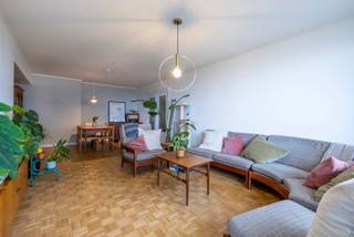 <p>TE KOOP IN GENT</p>
<p>Het appartement is gelegen in Gent op wandelafstand van het centrum en bevindt zich vlakbij het Groenevalleipark, het openbaar vervoer, de autosnelwegen en verschillende scholen en winkels. De perfecte locatie voor wie graag alles dichtbij heeft.</p>
<p>Het appartement, gelegen op de 16de verdieping, werd in 2009 volledig gerenoveerd en in 2023 nog eens opgefrist. Het appartement beschikt over een inkomhal met vestiaire, een grote lichtrijke living, een volledig uitgeruste keuken, een badkamer met douche, een gastentoilet, 2 slaapkamers, een berging en een terras van 14m².</p>
<p>Andere troeven van het appartement:<br />- Laag EPC B – 129<br />- CV op aardgas<br />- Asbestveilig<br />- Elektrische keuring conform<br />- Dubbel glas<br />- parket living<br />- Prachtig uitzicht over de binnenstad<br /><br />Wees er snel bij en contacteer Bart voor het inplannen voor een bezoek op het nummer 092741558.</p>