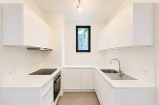 LOCATION POUR ETUDIANTS UNIQUEMENT !!! BRUXELLES, ILOT SACRE (UP06), dans le Centre-Ville, à deux pas de la Grand-Place, situé à proximité des transports et de nombreux commerces, bel appartement 1 chambre de ±66m² habitables (selon PEB) au rez-de-chaussée. Composé d’une pièce de vie de ±26m² avec une cuisine ouverte, salle de douche, 1 chambre de ±12,5 m², cave. Charges : Provisions de 140€/mois (eau chaude – chauffage – communs). Libre le 01/10/2026. PEB C+. Mesures données à titre indicatif<br /><br />Au rez-de-chaussée - UP06<br />
<ul>
<li>Pièce de vie de ±26m² avec une cuisine ouverte</li>
<li>Salle de douche</li>
<li>1 chambre de ±12,5 m²</li>
</ul>