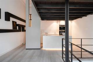 <p>L'espace commercial, qui peut servir de bureau ou d'investissement, est idéalement situé au cœur du centre-ville de Gand. Dans les environs immédiats se trouvent de nombreux magasins, restaurants, transports publics et toutes les commodités nécessaires. Grâce à cette situation centrale, le bien bénéficie d'une excellente visibilité et d'un passage constant, ce qui le rend extrêmement intéressant tant pour un usage professionnel que pour un investissement rentable.</p><p>L'espace commercial/bureau a une superficie de pas moins de 175m² et dégage du caractère grâce aux beaux éléments anciens qui ont été exceptionnellement bien conservés au sous-sol. Cet espace unique dégage du charme et de l'authenticité et est idéal pour des occasions festives telles que des réceptions, notamment grâce à la cuisine sur place. Grâce aux différentes prises au sol, la pièce peut également servir de bureau ou de lieu de travail polyvalent.</p><p>Un escalier mène au rez-de-chaussée, où se trouve un studio confortable, équipé d'une salle de bain, d'une cuisine, d'un coin salon et d'un coin nuit.</p><p>Vous êtes intéressé ? N'hésitez pas à nous contacter pour plus d'informations ou pour planifier une visite </p>