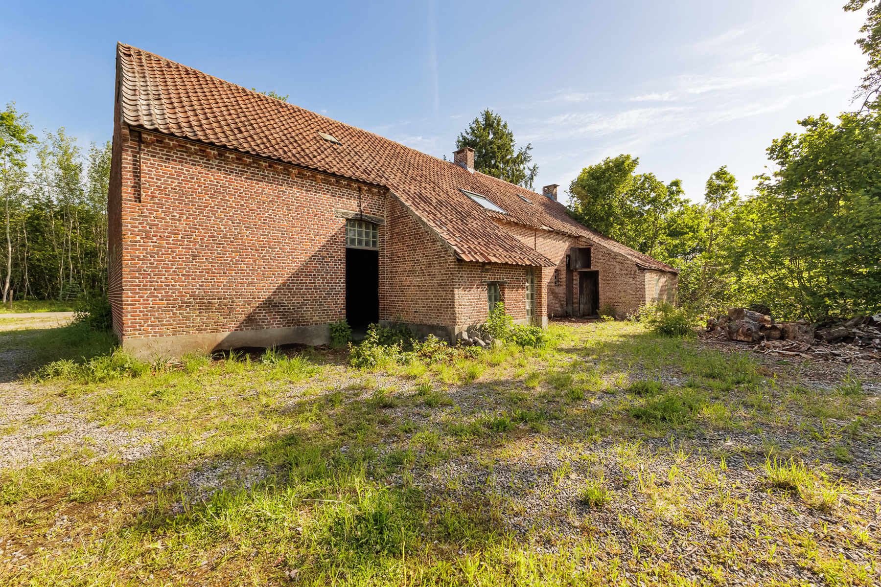 UNIEK RENOVATIEPROJECT: RUSTIG GELEGEN HOEVE OP 9180 M²  - foto 5