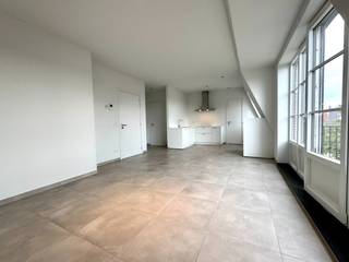 INDIEN U EEN BEZOEK WENST IN TE PLANNEN GELIEVE EEN BEZOEK AAN TE VRAGEN VIA WWW.HILLEWAERE.BE VIA DE RODE KNOP<br /><br />Dit 1-slaapkamer appartement ligt op de 2de verdieping in een kleinschalig complex in het centrum van Oud-Turnhout. Rustig gelegen doch op wandelafstand van winkels en openbaar vervoer.<br /><br />Indeling:<br />Ruime en lichte woonkamer met toegang naar het zuid terras. De open keuken is volledig ingericht met een koelkast, keramische kookplaat, combi-oven en vaatwasser. Aansluitend aan de keuken heb je een grote berging/wasplaats. Hier is voorziening voor wasmachine en droogkast. Verder is er nog 1 ruime slaapkamer, voorzien van verduistering. En een badkamer met wastafel, douche en toilet.<br /><br />De huur omvat tevens een ondergrondse staanplaats (nr. 9) en een bijzonder ruime privatieve kelderberging.<br /><br />Bijzonderheden:<br />- Onmiddellijk beschikbaar<br />- Servicekosten: 65 € per maand<br />- Goede locatie