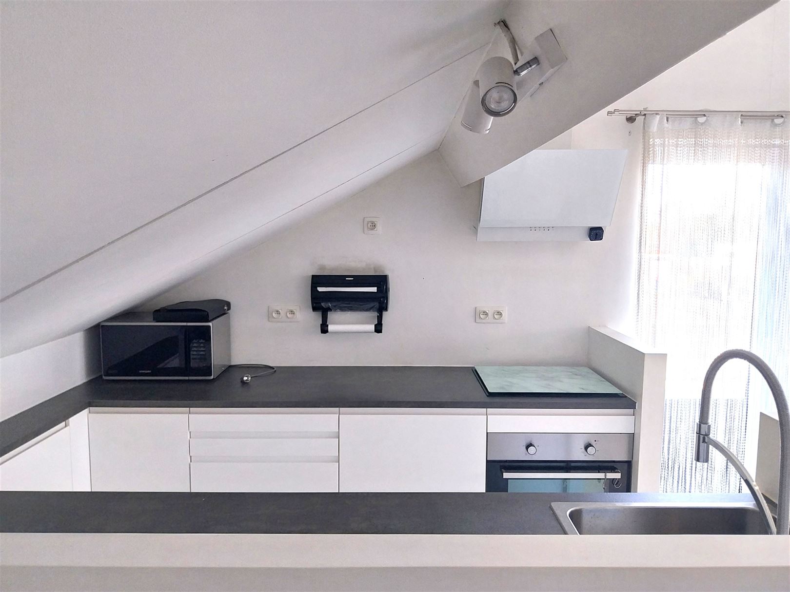 TE HUUR: Gemeubeld dakappartement met 2 slaapkamers te Heusden! - foto 5