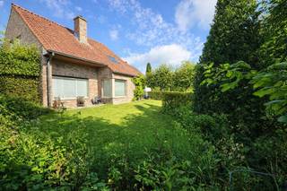 <p>Deze ruime villa geniet een centrale ligging te Rumbeke (Roeselare) met vlotte verbinding naar de autosnelweg “via de E403” en in de vlakke nabijheid van AZ Delta, diverse handelszaken, … Daarnaast is er een prachtige tuin aanwezig + buitenberging.</p>
<p>Indeling woning:<br /><u>Kelder</u></p>
<p><u>Gelijkvloers:</u><br />– ruime inkomhal<br />– extra slaapkamer/bureau-ruimte<br />– apart toilet<br />– lichtrijke leefruimte met zicht op de tuin<br />– ingerichte keuken met eetplaats en prachtige, ruime zit/leefruimte met volledig zicht op het groen<br />– garage (plaats voor 2 auto’s) + wasruimte<br />– doucheruimte</p>
<p><u>Eerste verdiep:</u><br />– nachthal<br />– 4 slaapkamers<br />– bergruimtes<br />– badkamer met toilet, badkamermeubel + ligbad</p>
<p>Zolder</p>
<p>Ruime oprit</p>
<p>Ruim terras, vijver, …<br />Buitenberging<br />Prachtige tuin</p>
<p>Algemene info:<br />– EPC: 336 kWh/m² jaar<br />– opp. perceel: 1470 m²<br />– bruikbare vloeropp.: 294 m²<br />– installatie zonnepanelen<br />– stads &amp; regenwater aanwezig</p>
<p>Indien u meer info of een bezoek wenst, contacteer Immo-deal bv: 0486 72 70 73.</p>