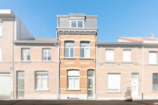 <p><span>Instapklare energiezuinige eengezinswoning met 4 slaapkamers, 2 badkamers en West tuin.</span></p><p><span>In het gegeerde Hoboken vind je deze ruime en energiezuinige eengezinswoning met 4 slaapkamers en 2 badkamers, ideaal voor gezinnen of wie extra ruimte zoekt. De woning biedt comfortabel en toekomstgericht wonen in een praktische en goed ingedeelde setting.</span></p><p><span>De ligging is een grote troef: scholen, winkels en openbaar vervoer bevinden zich in de buurt. Daarnaast geniet je van groen en ontspanning in onder andere de Hobokense Polder en het Sorghvliedtpark, terwijl ook Antwerpen centrum vlot bereikbaar is.</span></p><p><span>Een ideale combinatie van ruimte, comfort en een uitstekende ligging. </span></p><p><span> </span></p><p><span>Indeling</span></p><p><span>Gelijkvloers</span></p><ul><li><span>Via de inkomhal kom je in de bijzonder ruime en lichtrijke leefruimte met open keuken van ca. 66 m², een echte eyecatcher die perfect is voor grote gezinnen of wie graag open en comfortabel woont. </span></li><li><span>Aansluitend is er toegang tot een ruime, droge kelder van 28 m², ideaal als extra berging of stockage. </span></li><li><span>Apart gastentoilet aanwezig. </span></li><li><span>De volledig uitgeruste keuken biedt alle comfort met o.a. een natuursteen werkblad, stijlvol kookeiland met gasvuur, veel kastruimte, vaatwasser, microgolf en oven. </span></li><li><span>Vanuit de keuken geniet je van een mooi zicht op en directe toegang tot de zonnige westgerichte tuin, perfect om te ontspannen in de namiddag- en avondzon. </span></li></ul><p><span>1ste Verdieping</span></p><ul><li><span>Hier bevinden zich 2 volwaardige slaapkamers van 10 m² en 16 m², met een aangename lichtinval. </span></li><li><span>De eerste badkamer is praktisch ingericht met douche in bad, dubbele lavabo, toilet en aansluiting voor wasmachine en droogkast. </span></li></ul><p><span>2e Verdieping</span></p><ul><li><span>Ook hier zijn er 2 ruime slaapkamers van 10 m² en 16 m², ideaal als kinderkamers, bureau of hobbyruimte. </span></li><li><span>De tweede badkamer is uitgerust met douche, lavabo, toilet en handdoekdroger en biedt extra comfort voor het hele gezin.</span></li></ul><p><span> </span></p><p><span>Extra</span></p><p><span> </span></p><p><span>Droge kelder van 28m²</span></p><p><span>Opbergzolder van 15m²</span></p><p><span>Gunstig Epc B </span></p><p><span>Elektriciteit conform</span></p>