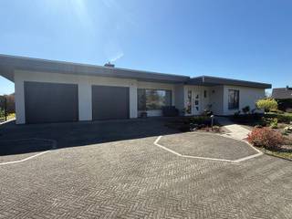 Prachtige, zeer goed onderhouden gelijkvloerse woning op een uitzonderlijk ligging in Lommel, met vier slaapkamers en een dubbele inpandige...