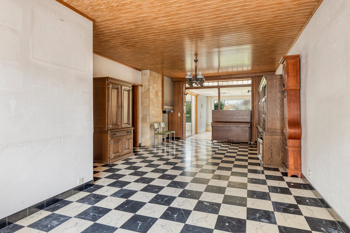 Te renoveren woning met 4 slaapkamers en garage! - foto 3